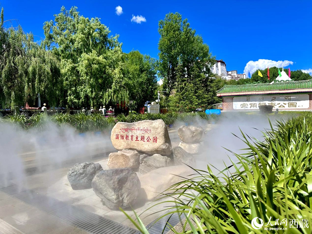 布達(dá)拉宮腳下的宗角祿康公園。