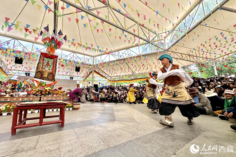 拉薩市宗角祿康公園舉行傳統(tǒng)藏戲劇目展演。