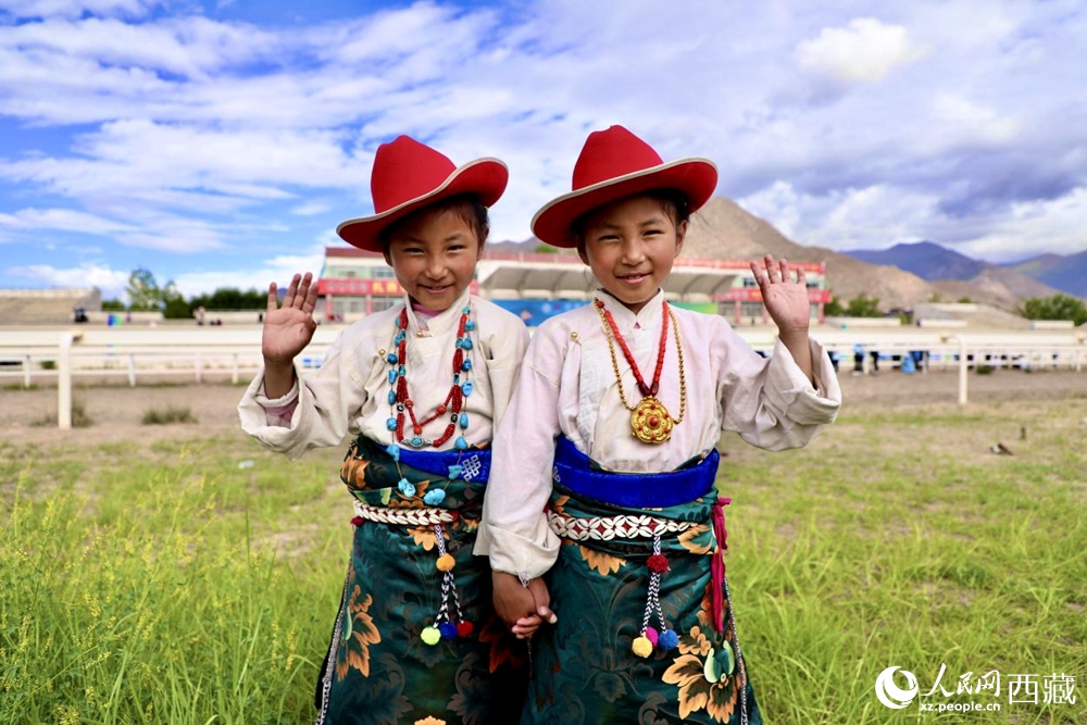 比賽現(xiàn)場外身著民族服飾的藏族小女孩兒。