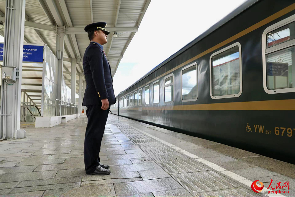 即將開(kāi)往上海的列車(chē)。人民網(wǎng)記者 次仁羅布攝