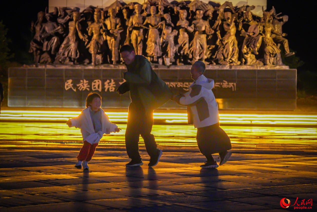 居民在西藏林芝市民族團(tuán)結(jié)廣場(chǎng)上玩耍。人民網(wǎng)記者 趙晨攝