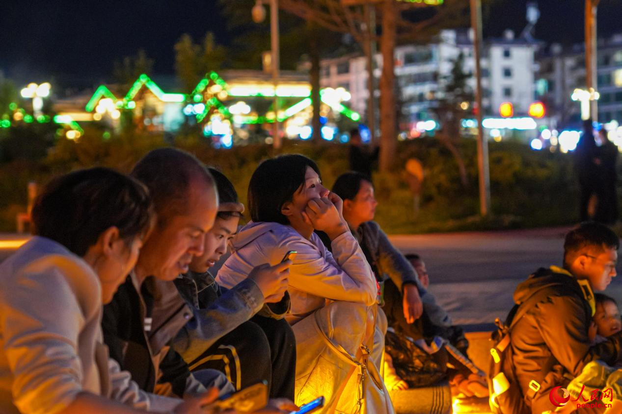 市民坐在西藏林芝市民族團(tuán)結(jié)廣場(chǎng)臺(tái)階上欣賞音樂(lè)噴泉。人民網(wǎng)記者 趙晨攝