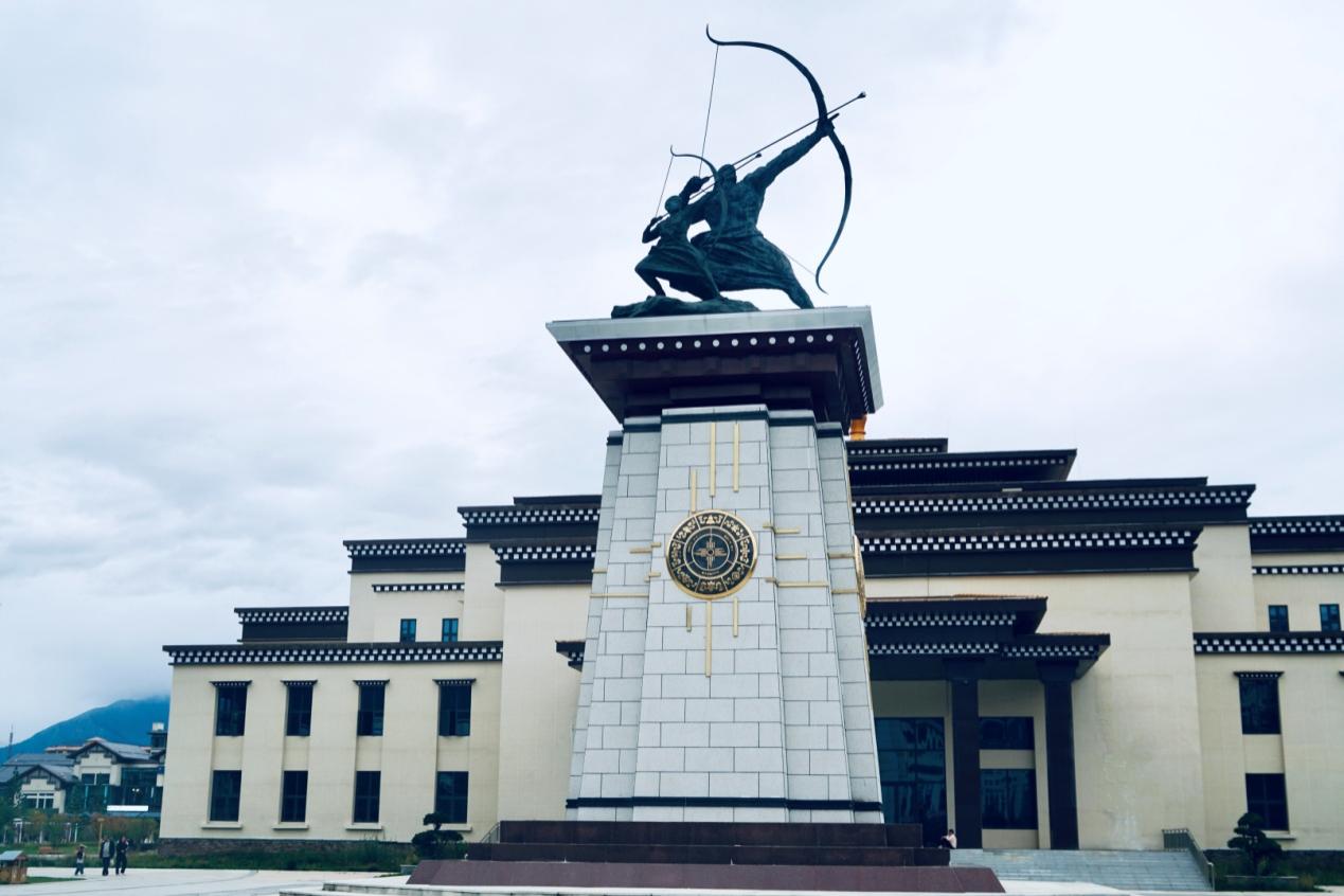工布公園里的城市地標(biāo)雕塑——畢秀之子。人民網(wǎng)記者 益西康珠攝