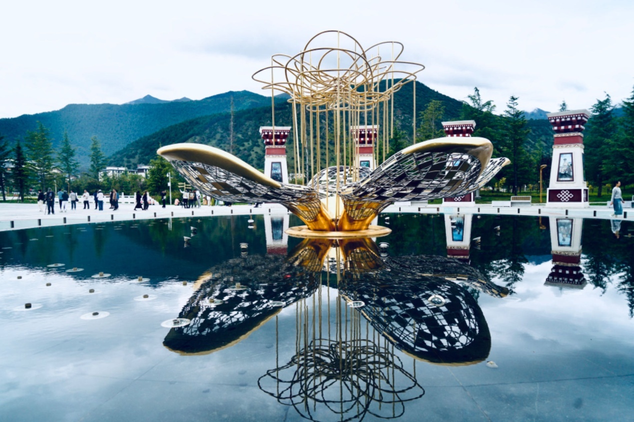 工布公園里的桃花主題雕塑——萬樹桃花。人民網(wǎng)記者 益西康珠攝