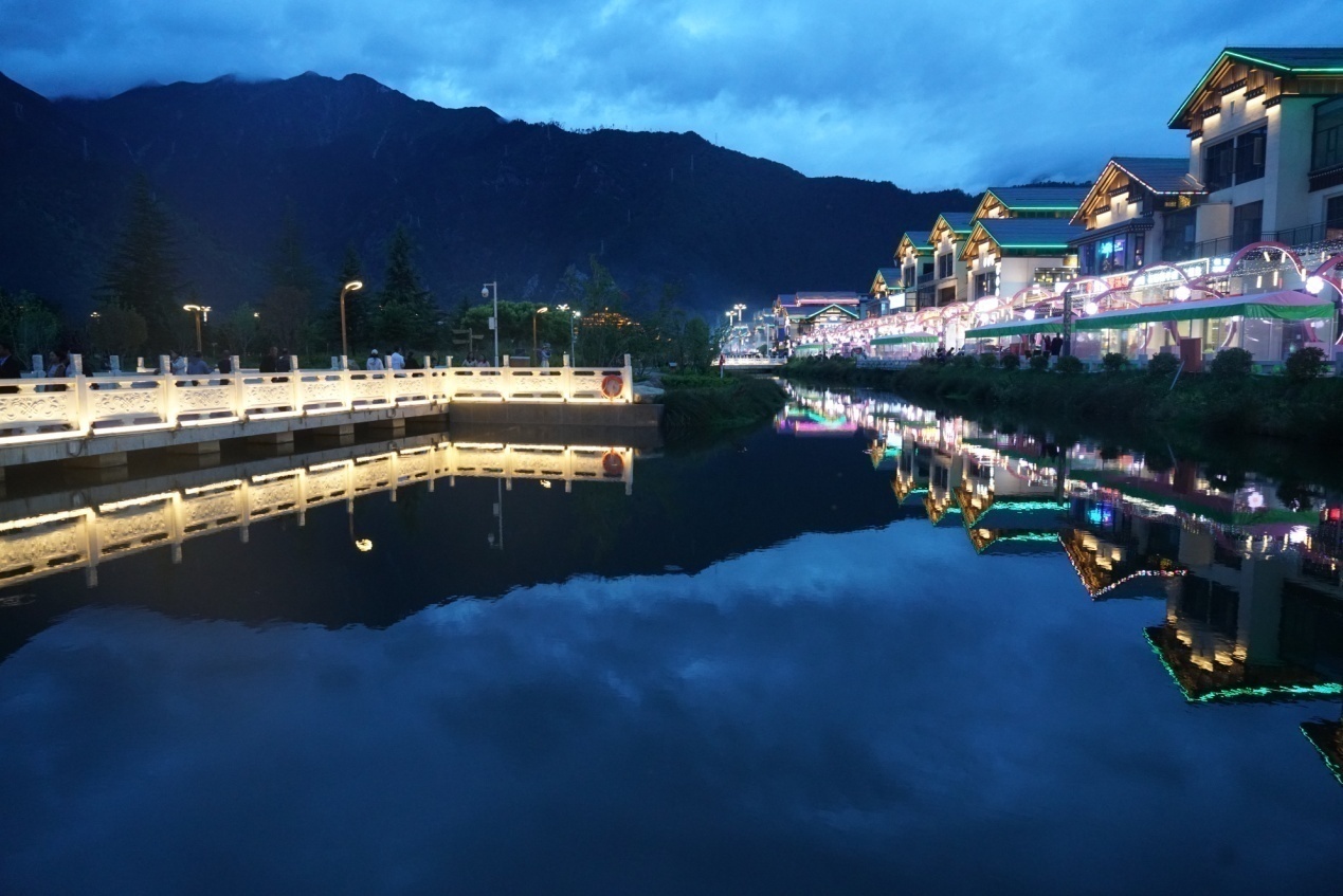 工布公園的夜景。人民網(wǎng)記者 益西康珠攝