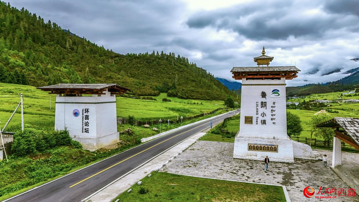 圖為魯朗小鎮(zhèn)一角。人民網(wǎng)記者 次仁羅布攝