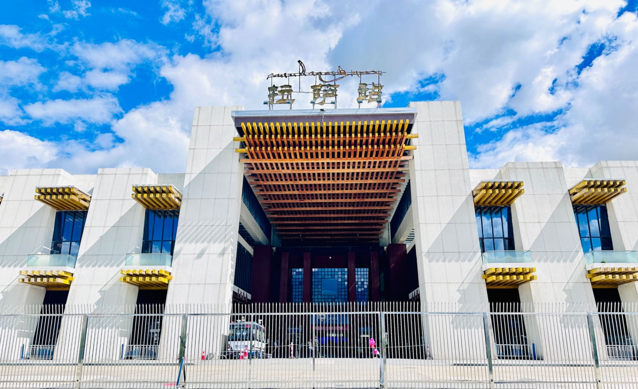 拉薩火車站。人民網(wǎng)記者 益西康珠攝