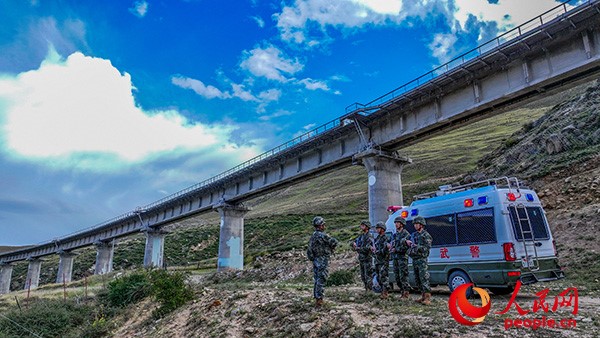 武警西藏總隊(duì)拉薩支隊(duì)執(zhí)勤八大隊(duì)官兵進(jìn)行護(hù)路演練以應(yīng)對(duì)突發(fā)情況。張磊 攝