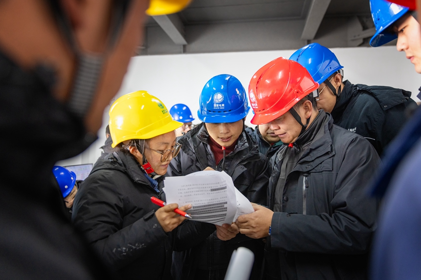 阿里地區(qū)首套電網(wǎng)側(cè)帶超容構網(wǎng)型SVG工程現(xiàn)場運維人員正在進行投運操作。趙清鵬攝