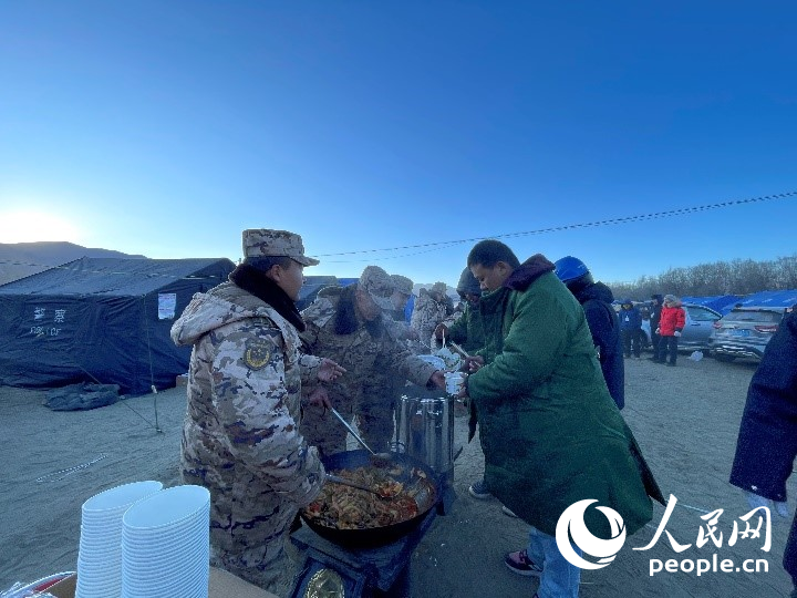 子弟兵為受災(zāi)群眾分發(fā)早餐。人民網(wǎng)記者 郝潔攝