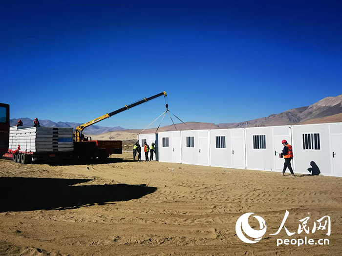 1月9日，在日喀則市定日縣長所鄉(xiāng)森嘎村安置點，工作人員抓緊搭建移動板房，確保受災(zāi)群眾溫暖過冬。人民網(wǎng)記者 吳雨仁攝