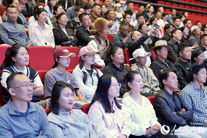 300余名干部職工、群眾代表在現(xiàn)場(chǎng)聆聽講座。人民網(wǎng)記者 次仁羅布攝