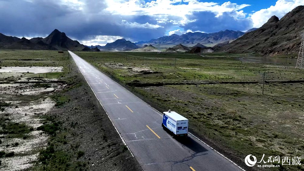 一輛無人快遞車正沿著定日縣通往扎果鄉(xiāng)的道路平穩(wěn)行駛。人民日報記者 鮮敢攝