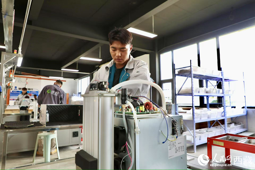 生產(chǎn)車間工人正在安裝制氧設(shè)備。人民網(wǎng)記者 次仁羅布攝