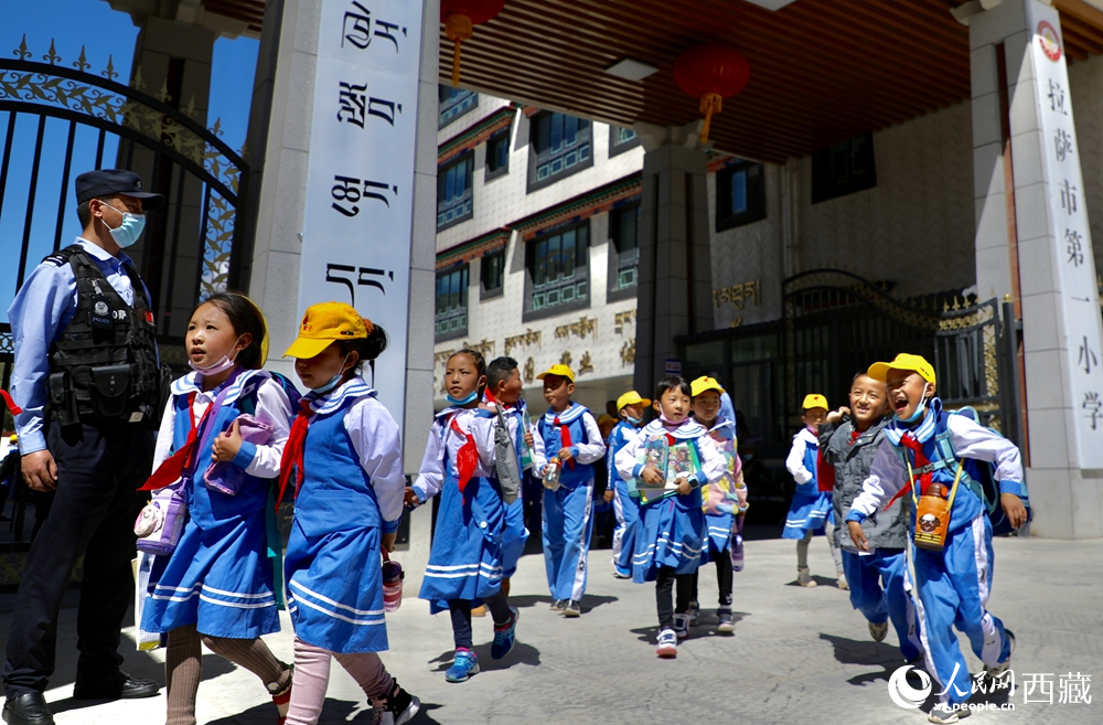 拉薩市第一小學(xué)的學(xué)生們放學(xué)后歡快地走出校門。人民網(wǎng)記者 次仁羅布攝
