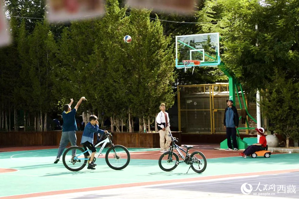 孩子們?cè)谏鐓^(qū)享受運(yùn)動(dòng)時(shí)光。人民網(wǎng)記者 次仁羅布攝