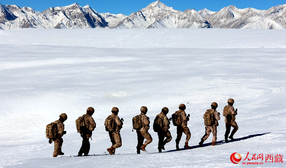 官兵在巡邏。人民日報(bào)記者 瓊達(dá)卓嘎攝