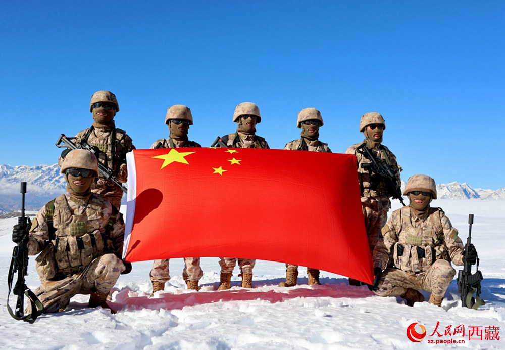 官兵在巡邏點(diǎn)上宣誓。人民日報(bào)記者 瓊達(dá)卓嘎攝