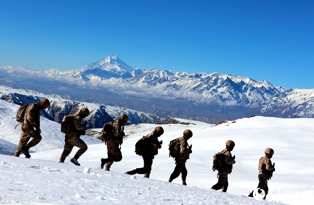官兵在巡邏。人民日報(bào)記者 瓊達(dá)卓嘎攝