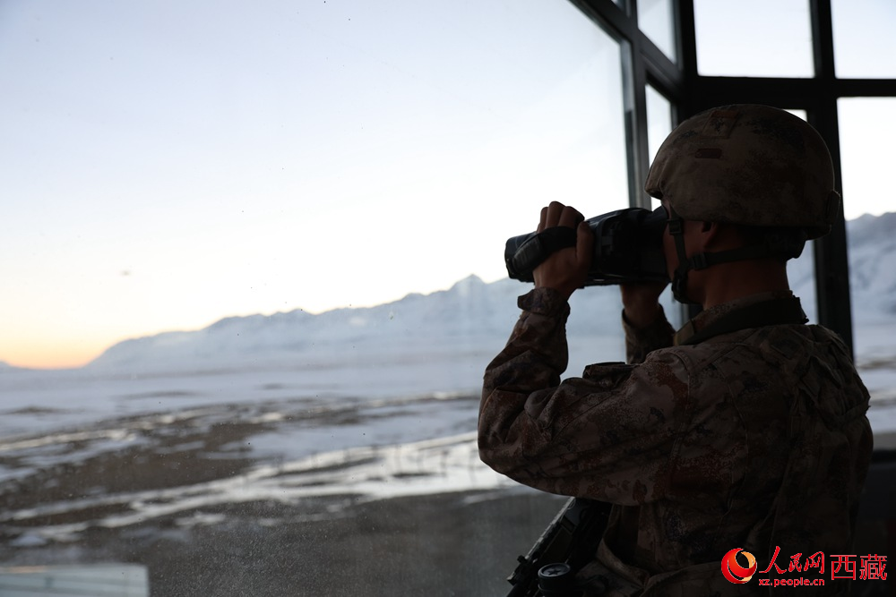 官兵在觀察哨所周邊情況。人民日報(bào)記者 瓊達(dá)卓嘎攝