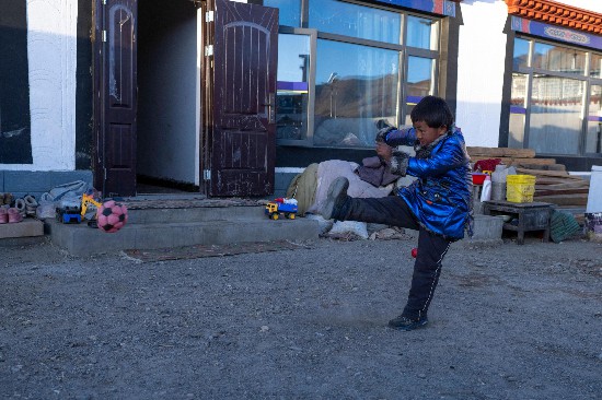 次仁普尺的弟弟在院子里玩耍。人民網(wǎng)記者 翁奇羽攝