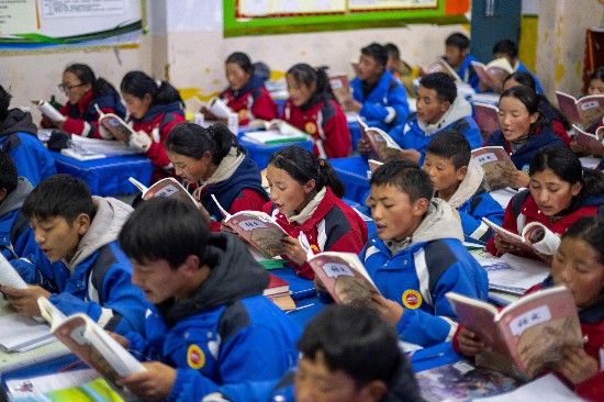 央金和同學們在教室中上課。人民網記者 翁奇羽攝