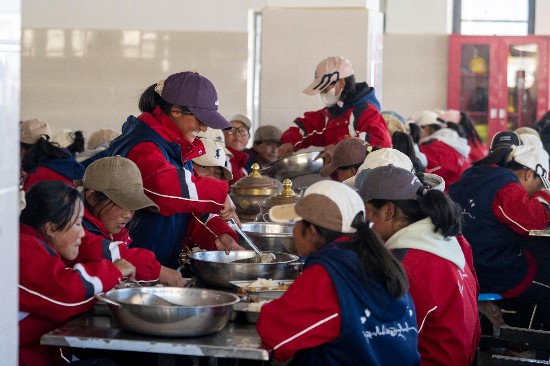 中午時分，學生們在食堂用餐。人民網記者 翁奇羽攝