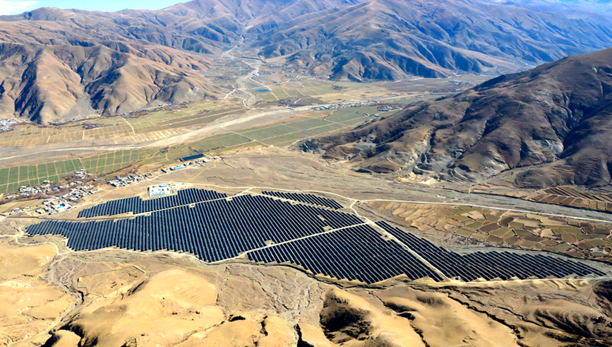 雅魯藏布江畔，光伏“藍(lán)?！备采w昔日沙丘。人民網(wǎng)記者 吳雨仁攝