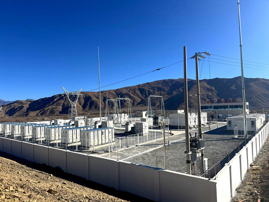 西藏自治區(qū)山南市扎囊縣扎其鄉(xiāng)羅堆村50兆瓦光伏治沙示范項(xiàng)目現(xiàn)場(chǎng)，電網(wǎng)設(shè)施有序運(yùn)行，綠電由此輸送四方。人民網(wǎng)記者 吳雨仁攝