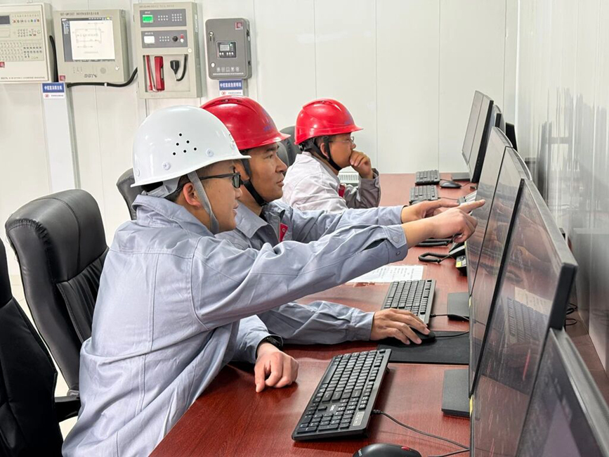 在項(xiàng)目控制室內(nèi)，技術(shù)人員實(shí)時(shí)監(jiān)測(cè)光伏矩陣的運(yùn)行數(shù)據(jù)與發(fā)電情況。人民網(wǎng)記者 吳雨仁攝