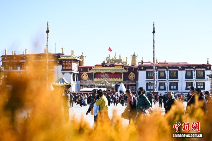 西藏冬季農閑季信眾朝佛忙