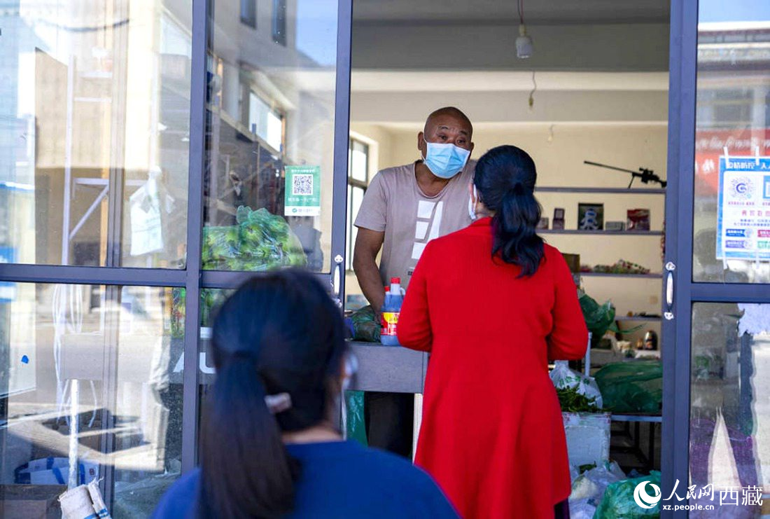 市民們有序排隊(duì)購(gòu)買早餐。人民網(wǎng) 次仁羅布攝