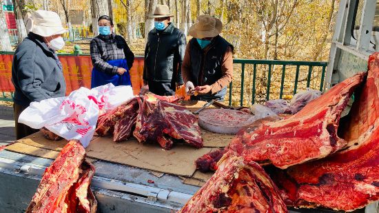 圖為市民正在買牛肉，本報記者 格桑倫珠攝(3737723)-20221201105107(1).jpg