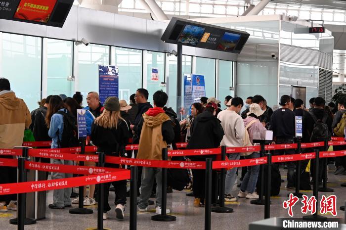 圖為“五一”期間，拉薩貢嘎機(jī)場旅客密集出行?！≡黝D珠 攝