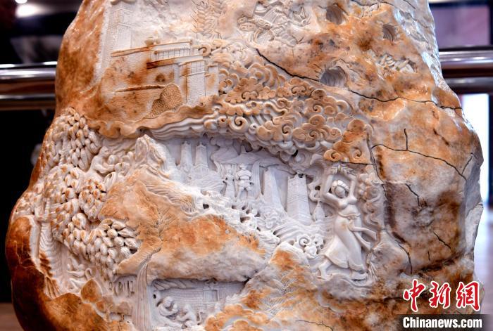圖為5月16日，展覽中的漢白玉雕作品《猴子變?nèi)恕??！±盍?攝