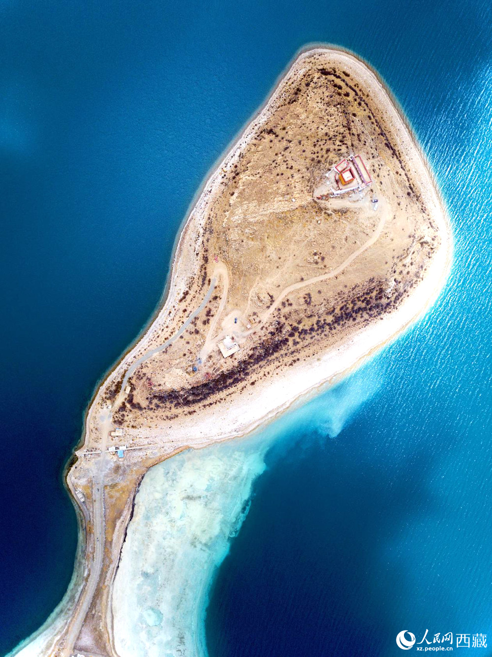 無(wú)人機(jī)視角下的西藏羊卓雍錯(cuò)日托寺風(fēng)光。人民網(wǎng)記者 次仁羅布攝