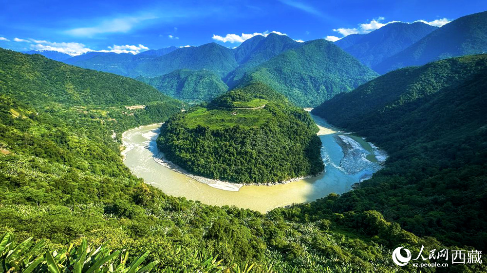 風(fēng)景秀麗、植被繁茂的西藏林芝市墨脫縣果果塘大拐彎。人民網(wǎng)記者 次仁羅布攝