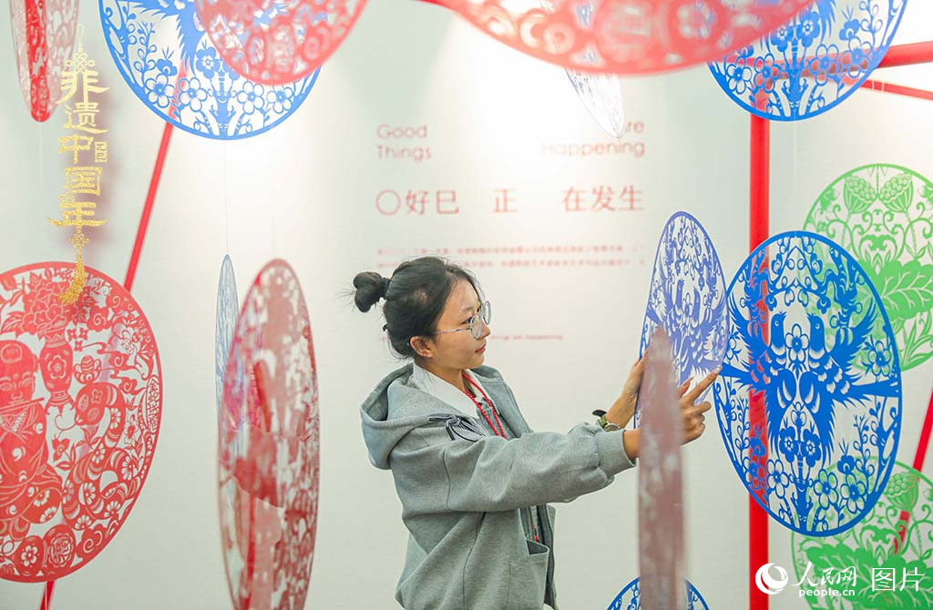 2025年1月30日，在山西太原舉辦的“年自萬物生”——2025山西非遺年俗藝術展上，由山西省級非遺代表性傳承人張永忠專門創(chuàng)作的剪紙藝術裝置吸引青年游客關注，上下映襯的“巳”字讓年文化煥發(fā)新的生機。人民網(wǎng)記者 王帆攝