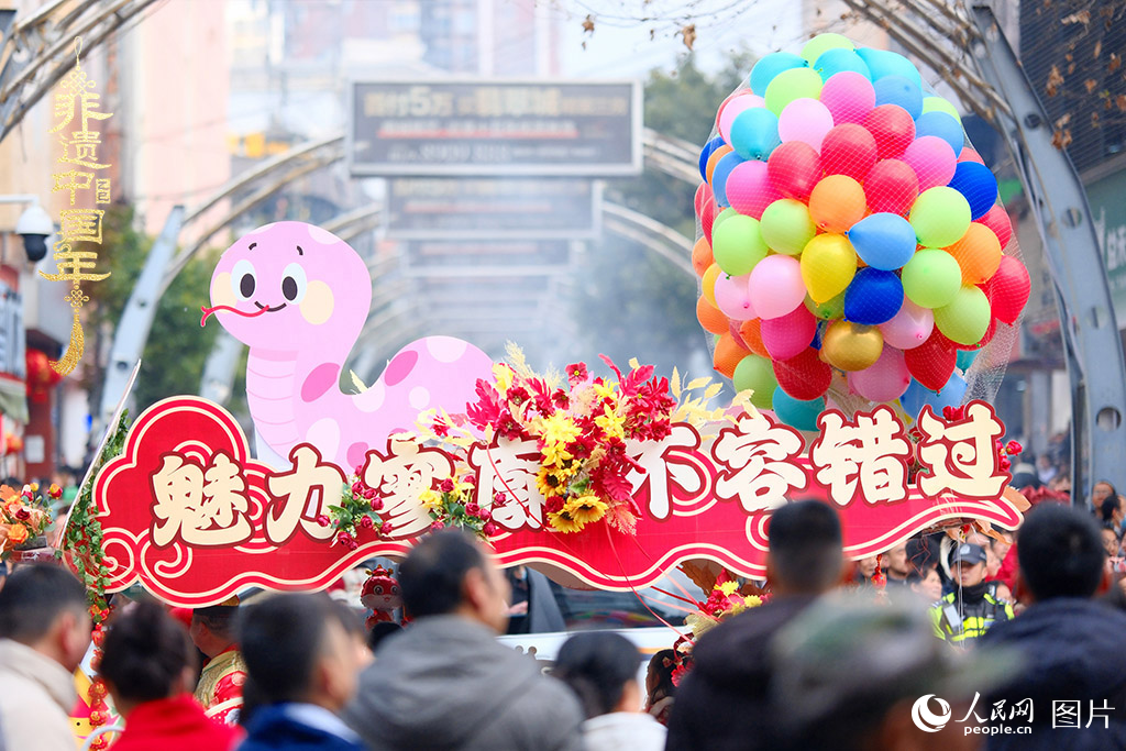 2025年1月29日，大年初一，云南省曲靖市麒麟?yún)^(qū)舉行“千人舞麒麟”活動，耍龍舞獅過大年，現(xiàn)場人山人海，熱鬧非凡。人民網(wǎng) 莊志斌攝