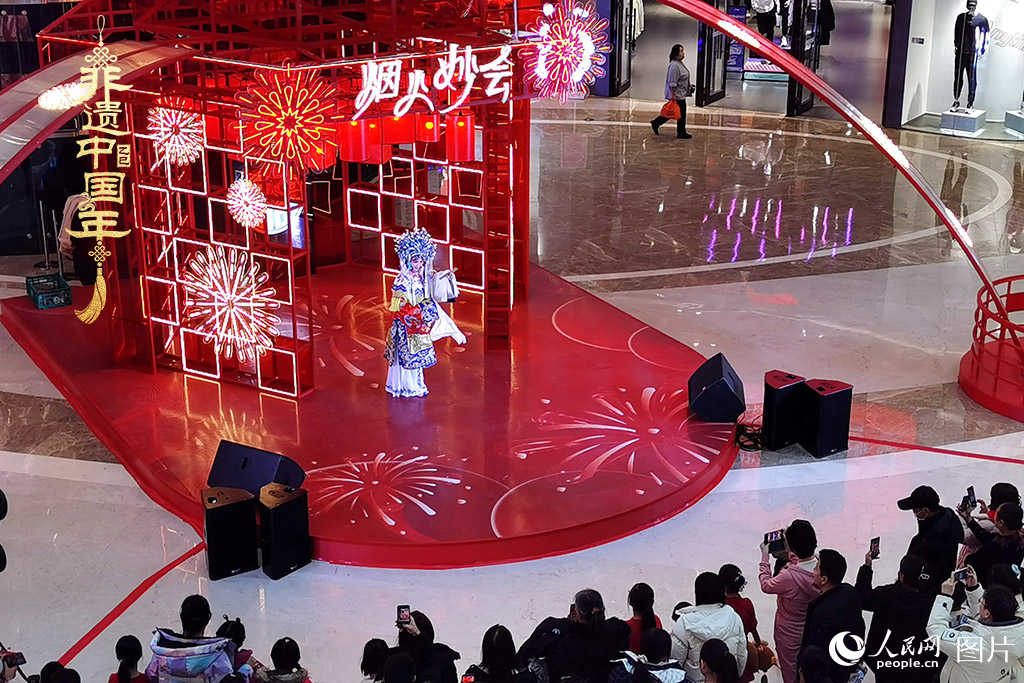 2025年1月29日，大年初一，吉林省京劇團亮相長春“煙火妙會”，演員們用的精湛技藝，為市民呈上一場韻味悠長的視聽盛宴，一招一式盡顯京劇魅力?，F(xiàn)場還進行了京劇知識科普，讓傳統(tǒng)文化在互動中 “活” 起來，為新春佳節(jié)增添了一抹濃厚的文化底色 。人民網(wǎng)記者 王帝元攝