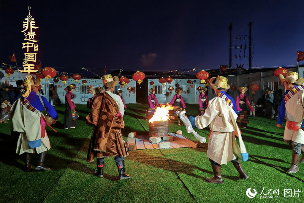 2025年1月28日，西藏自治區(qū)日喀則市定日縣尼轄鄉(xiāng)轄措村升起篝火，跳起鍋莊，迎接新年的到來。（鍋莊舞，又稱為“果卓”、“歌莊”、“卓”等，藏語意為圓圈歌舞，是藏族三大民間舞蹈之一。2006年5月20日，鍋莊舞經(jīng)中華人民共和國國務院批準列入第一批國家級非物質文化遺產(chǎn)名錄）人民網(wǎng)記者 次仁羅布攝