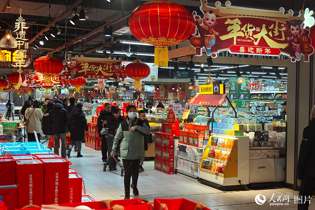 2025年1月28日，在河北省三河市的一家超市，市民們正在采購年貨。人民網(wǎng)記者 翁奇羽攝