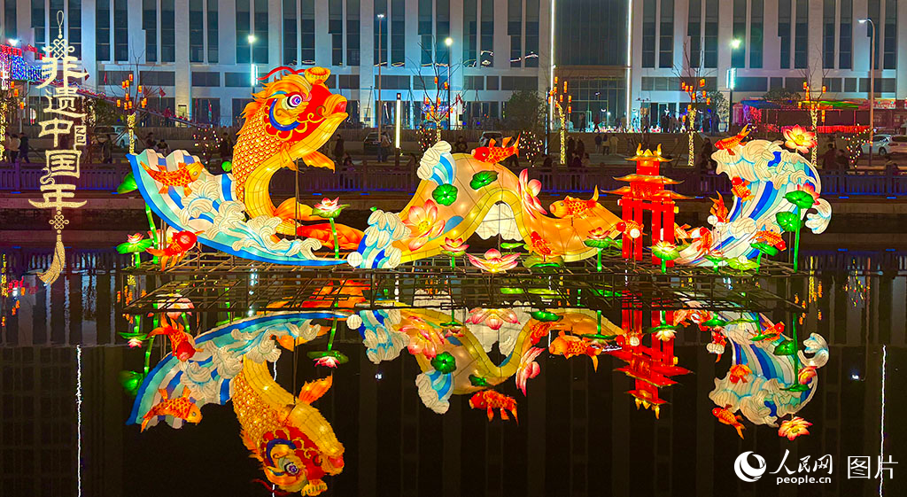 2025年1月22日，2025潛江燈會如約亮燈，近百組主題花燈、300余組裝飾彩燈一一亮相，吸引眾多游客觀賞。潛江燈會是湖北省潛江地區(qū)春節(jié)、元宵期間全民趕會的綜合性傳統(tǒng)民俗活動，2021年入選第五批國家級非物質文化遺產(chǎn)代表性項目名錄。人民網(wǎng)記者 張雋攝