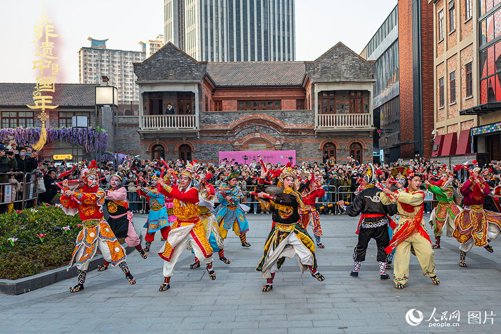 2025年1月19日，上海虹口區(qū)的今潮8弄，精彩的潮汕英歌舞上演，吸引市民駐足觀看。人民網(wǎng)記者 王初攝