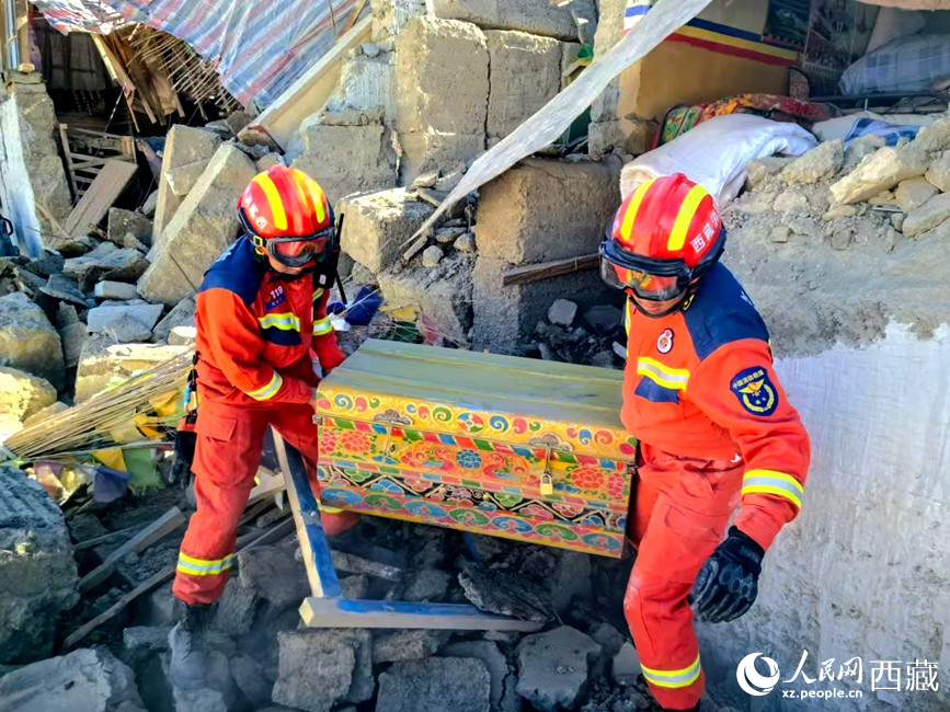 消防救援人員搜救受災(zāi)群眾財(cái)產(chǎn)。人民日?qǐng)?bào)記者 徐馭堯攝