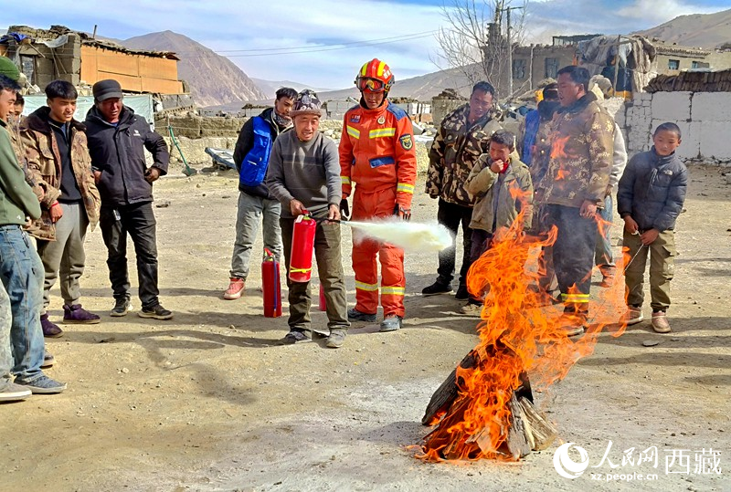 消防救援人員在安置點(diǎn)組織開展滅火實(shí)戰(zhàn)演練。人民日?qǐng)?bào)記者 徐馭堯攝