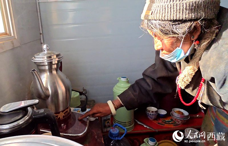 達瓦次仁的媽媽在做酥油茶。人民網(wǎng)記者 吳雨仁攝
