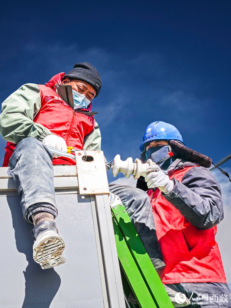 國網(wǎng)日喀則共產(chǎn)黨員服務(wù)隊隊員檢查板房線路。人民網(wǎng)記者 吳雨仁攝