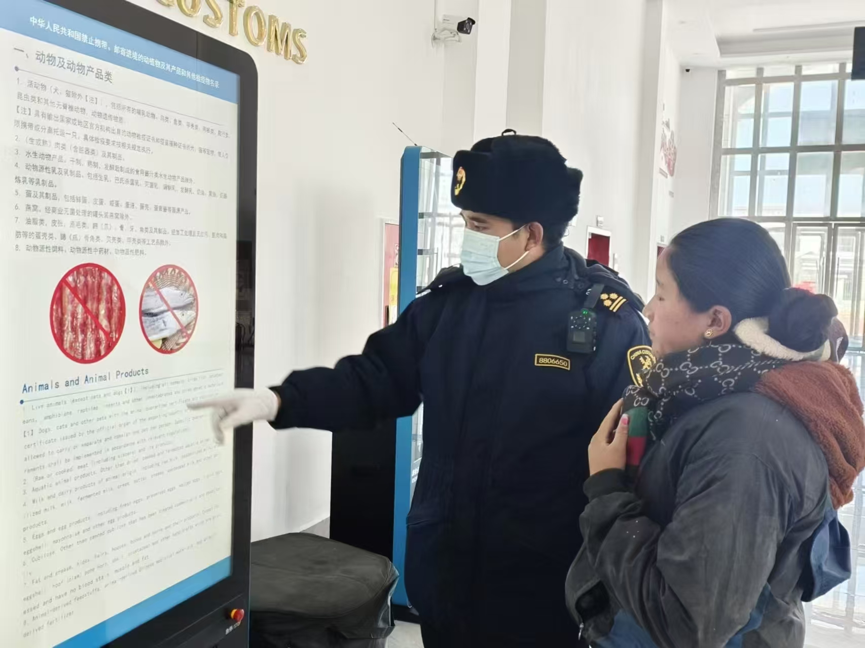 海關(guān)關(guān)員對(duì)入境邊民進(jìn)行禁止攜帶、郵寄進(jìn)境動(dòng)植物及其產(chǎn)品解讀。次旺久美攝
