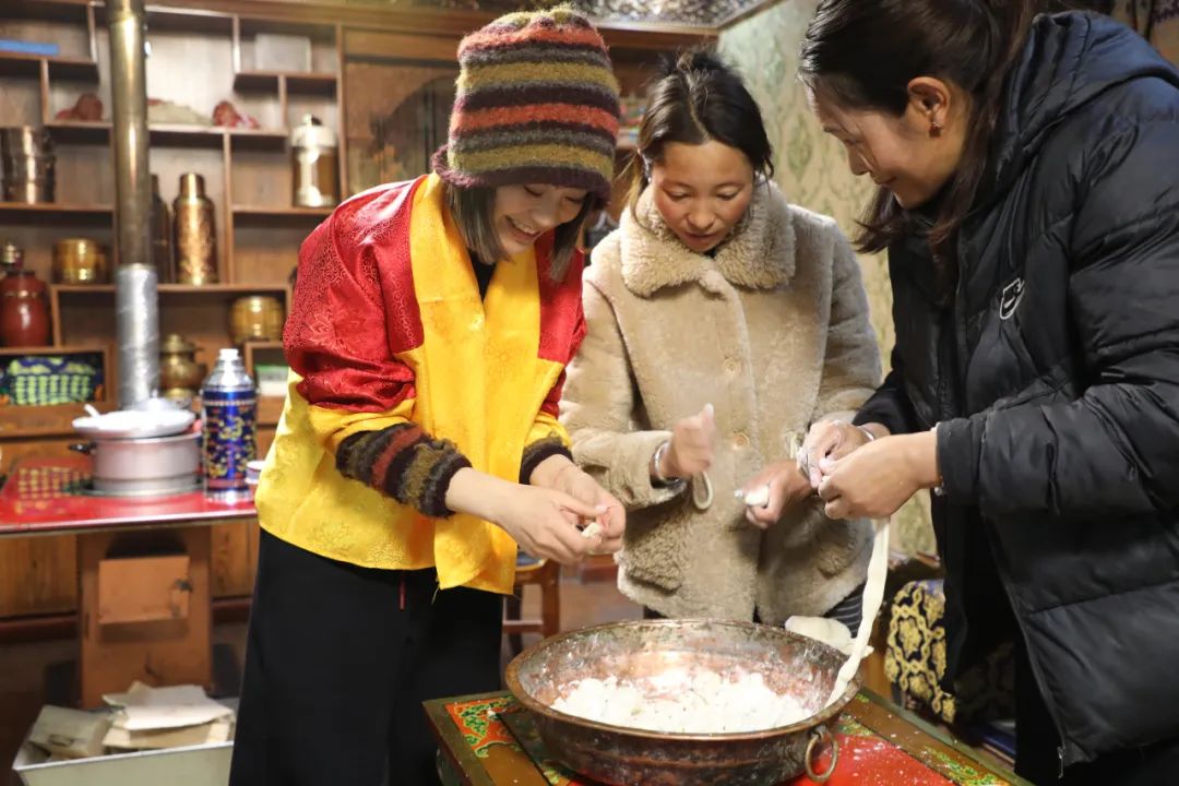 游客體驗(yàn)制作“古突”。巴桑卓嘎攝